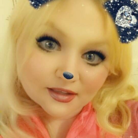 Meet your Posher, Nicole - Picture 2 of 8